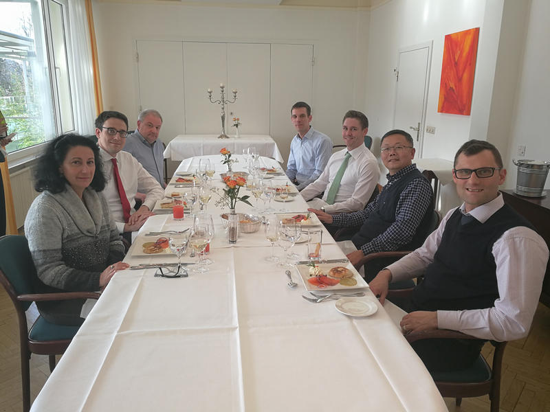 法鋼領(lǐng)導同迪林根領(lǐng)導一起用餐