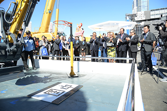 徐工XE35U液壓挖掘機(jī)現(xiàn)場(chǎng)揮毫潑墨、投籃表演，成為展場(chǎng)上的“閃亮明星”