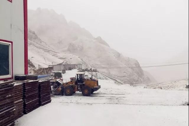 人間四月芳菲盡，山中春雪還復(fù)來